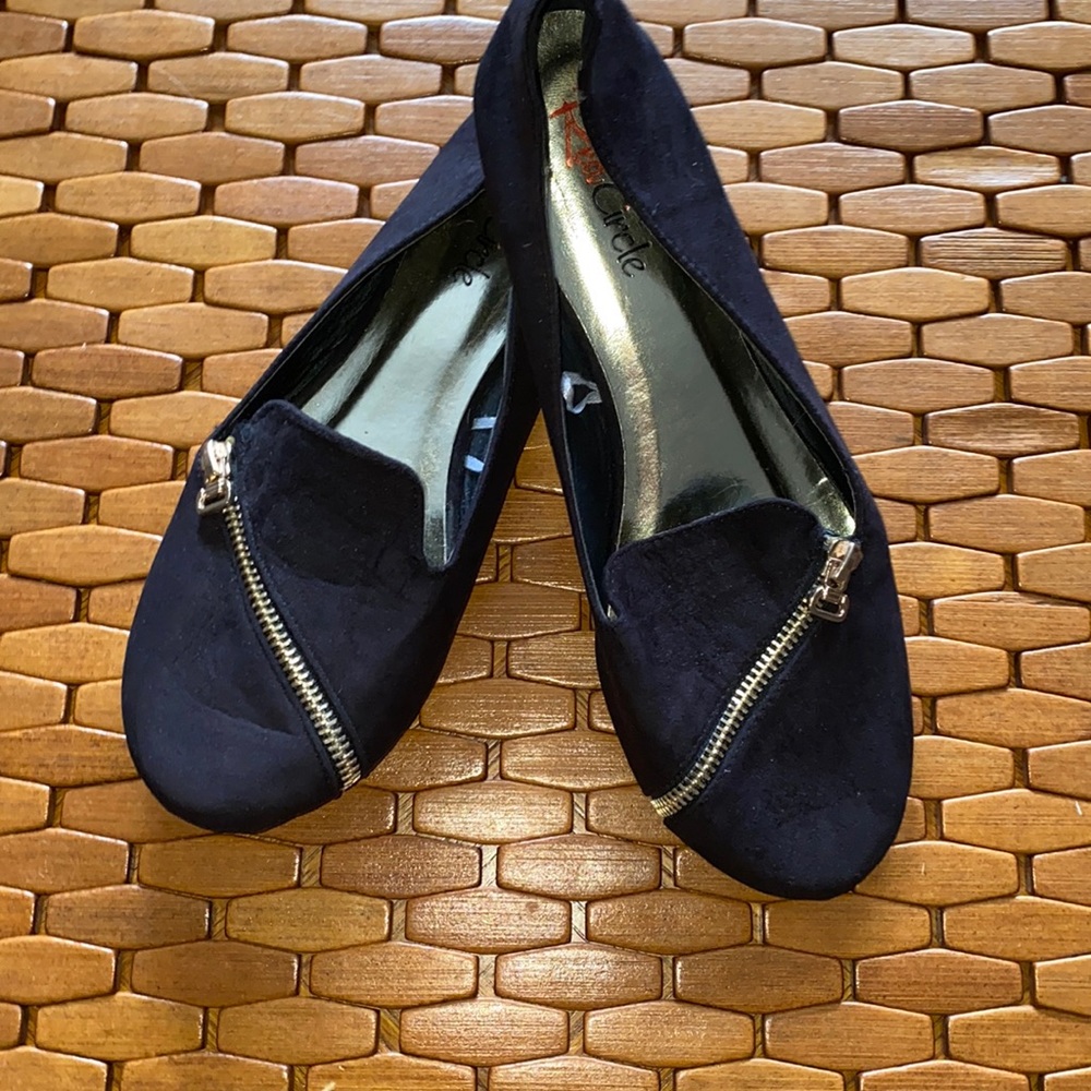 Red Circle Women’s Flats Loafers Zipper Accent Black SZ 10